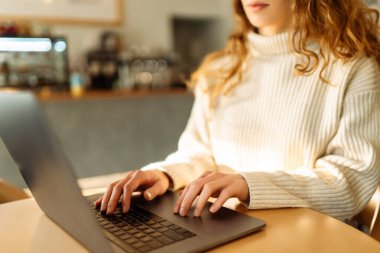 Ev işlerinde çalışan bir kadın klavyeyi kapatıyor. Teknoloji, internet, serbest meslek, online eğitim, alışveriş. Siber güvenlik kavramı