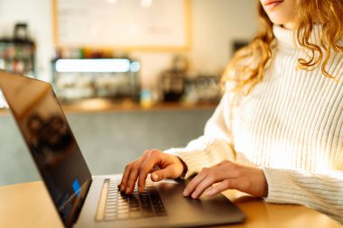 Ev işlerinde çalışan bir kadın klavyeyi kapatıyor. Teknoloji, internet, serbest meslek, online eğitim, alışveriş. Siber güvenlik kavramı