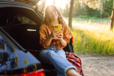 Mutlu kadın yolculuğunda selfie çekiyor. Güzel bir kadın yerel doğayı keşfediyor. Arabayla seyahat et..