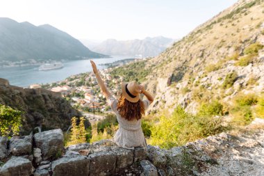 Bayan turistin manzarası güzel şehir manzarasının keyfini çıkarıyor. Avrupa seyahati. Yaşam tarzı, tatil, turizm, doğa, aktif yaşam.