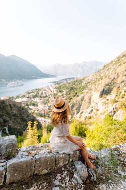 Bayan turistin manzarası güzel şehir manzarasının keyfini çıkarıyor. Avrupa seyahati. Yaşam tarzı, tatil, turizm, doğa, aktif yaşam.
