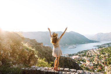 Bayan turistin manzarası güzel şehir manzarasının keyfini çıkarıyor. Avrupa seyahati. Yaşam tarzı, tatil, turizm, doğa, aktif yaşam.