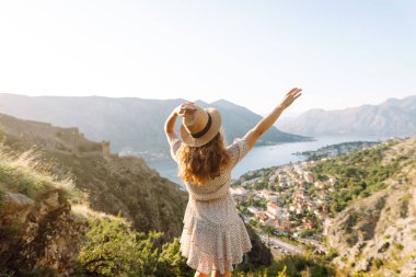 Bayan turistin manzarası güzel şehir manzarasının keyfini çıkarıyor. Avrupa seyahati. Yaşam tarzı, tatil, turizm, doğa, aktif yaşam.