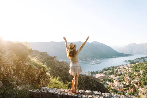 Bayan turistin manzarası güzel şehir manzarasının keyfini çıkarıyor. Avrupa seyahati. Yaşam tarzı, tatil, turizm, doğa, aktif yaşam.