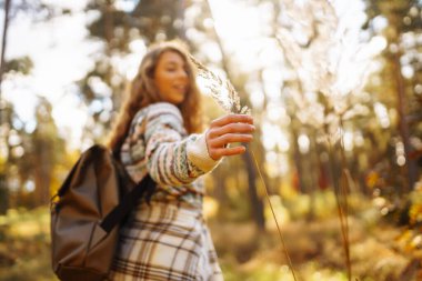 Merhaba sonbahar. Kadın turistler sonbahar doğasını severler. İnsanlar, özgürlük, yaşam tarzı, seyahat ve tatil kavramı.