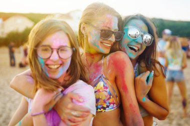 Holi festivali. Bir grup arkadaş pudra boyasıyla eğleniyor. Plaj partisi. Arkadaşlık, dinlenme, tatil.