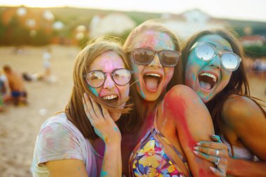 Holi festivali. Bir grup arkadaş pudra boyasıyla eğleniyor. Plaj partisi. Arkadaşlık, dinlenme, tatil.