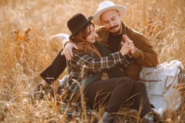 Birbirine aşık genç bir çift, gülerek el ele tutuşarak ve konuşarak sonbahar parkında keyifli yürüyüşler yapar. Romantik randevu doğanın romantizm ilişkileri kavramında.