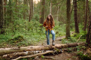 Genç kadın orman manzarasının tadını çıkarıyor. Seyahatler. Aktif yaşam tarzı. Yürüyüş.