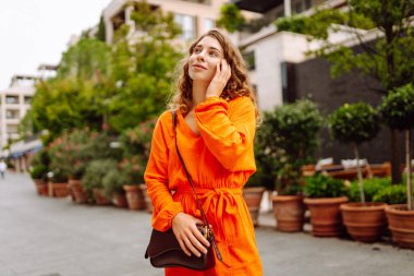 Yazın yeni şehri keşfeden genç bir kadın. Avrupa seyahati. Yaşam tarzı, tatil, turizm, doğa, aktif yaşam.