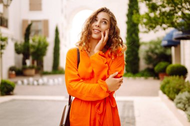 Yazın yeni şehri keşfeden genç bir kadın. Avrupa seyahati. Yaşam tarzı, tatil, turizm, doğa, aktif yaşam.