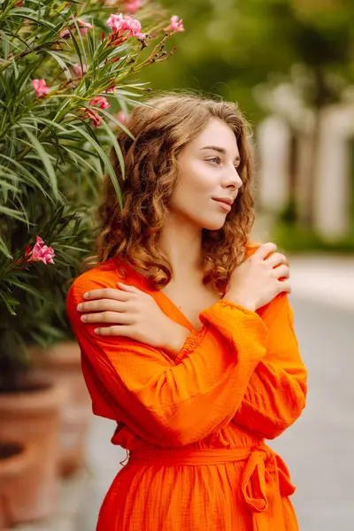 Yazın yeni şehri keşfeden genç bir kadın. Avrupa seyahati. Yaşam tarzı, tatil, turizm, doğa, aktif yaşam.