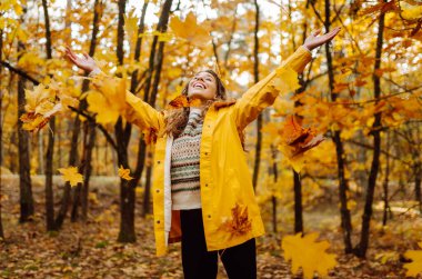Sırt çantası taşıyan aktif genç bir kadın güzel bir sonbahar gününün tadını çıkarıyor. Sonbahar manzarası. Sakinlik ve sükunet. Seyahat, turizm konsepti.