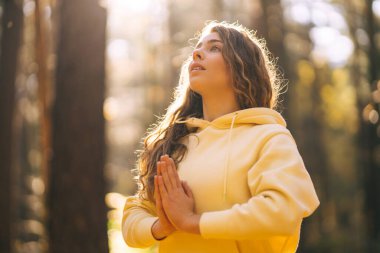 Huzurlu doğal ormanda sabah yoga ve meditasyonu. Yoga egzersizi yapan güzel bir kadın. Heather yaşam tarzı.