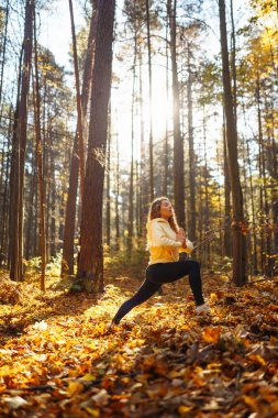 Huzurlu doğal ormanda sabah yoga ve meditasyonu. Yoga egzersizi yapan güzel bir kadın. Heather yaşam tarzı.