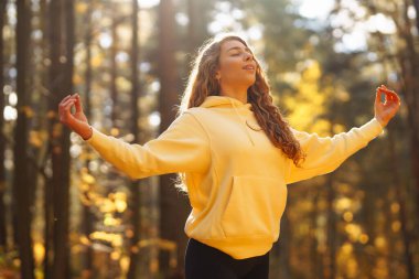 Huzurlu doğal ormanda sabah yoga ve meditasyonu. Yoga egzersizi yapan güzel bir kadın. Heather yaşam tarzı.