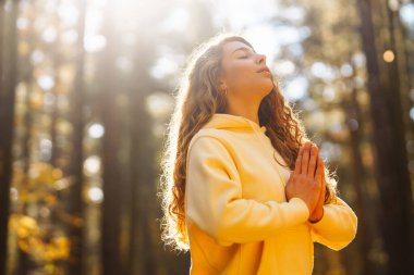 Huzurlu doğal ormanda sabah yoga ve meditasyonu. Yoga egzersizi yapan güzel bir kadın. Heather yaşam tarzı.