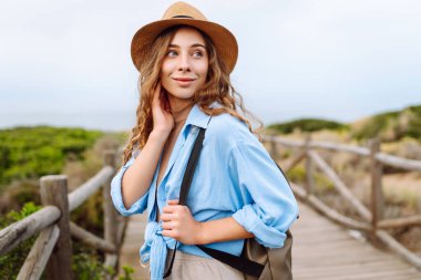 Genç bayan turist doğa manzarasının tadını çıkarıyor. Yaşam tarzı, tatil, seyahat, doğa, aktif yaşam.