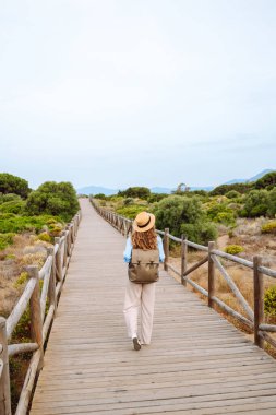 Genç bayan turist doğa manzarasının tadını çıkarıyor. Yaşam tarzı, tatil, seyahat, doğa, aktif yaşam.