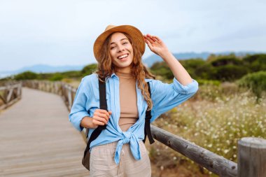 Genç bayan turist doğa manzarasının tadını çıkarıyor. Yaşam tarzı, tatil, seyahat, doğa, aktif yaşam.