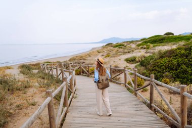 Genç bayan turist doğa manzarasının tadını çıkarıyor. Yaşam tarzı, tatil, seyahat, doğa, aktif yaşam.