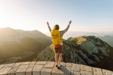Negosh Anıtmezarının tepesine tırmanma işlemi. Popüler turist eğlencesi. Dağ Lovcen. Karadağ.