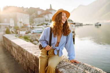Mutlu kadın turist güneşli bir günde güzel şehir manzarasının tadını çıkarıyor. Avrupa seyahati. Yaşam tarzı, tatil, turizm, doğa, aktif yaşam.