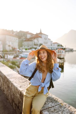 Mutlu kadın turist güneşli bir günde güzel şehir manzarasının tadını çıkarıyor. Avrupa seyahati. Yaşam tarzı, tatil, turizm, doğa, aktif yaşam.