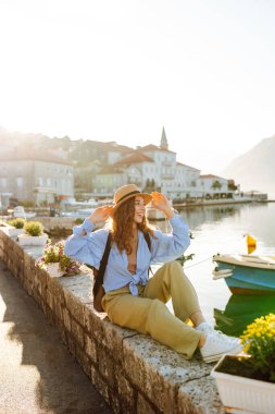 Mutlu kadın turist güneşli bir günde güzel şehir manzarasının tadını çıkarıyor. Avrupa seyahati. Yaşam tarzı, tatil, turizm, doğa, aktif yaşam.