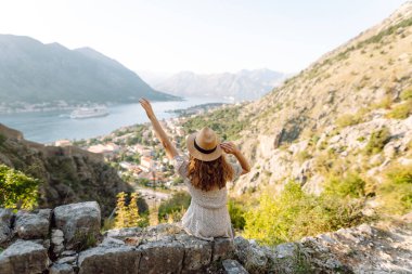 Genç turist tepenin üstünde durdu, şehrin manzarasının tadını çıkarıyordu. Avrupa seyahati. Yaşam tarzı, tatil, turizm, doğa, aktif yaşam.