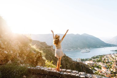 Genç turist tepenin üstünde durdu, şehrin manzarasının tadını çıkarıyordu. Avrupa seyahati. Yaşam tarzı, tatil, turizm, doğa, aktif yaşam.