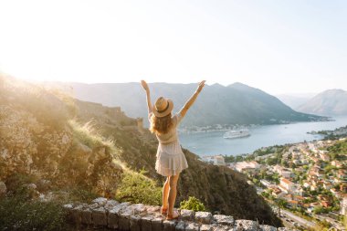 Genç turist tepenin üstünde durdu, şehrin manzarasının tadını çıkarıyordu. Avrupa seyahati. Yaşam tarzı, tatil, turizm, doğa, aktif yaşam.