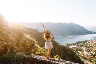 Genç turist tepenin üstünde durdu, şehrin manzarasının tadını çıkarıyordu. Avrupa seyahati. Yaşam tarzı, tatil, turizm, doğa, aktif yaşam.
