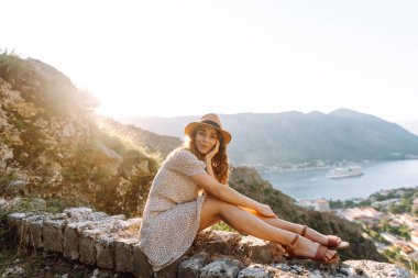 Genç turist tepenin üstünde durdu, şehrin manzarasının tadını çıkarıyordu. Avrupa seyahati. Yaşam tarzı, tatil, turizm, doğa, aktif yaşam.