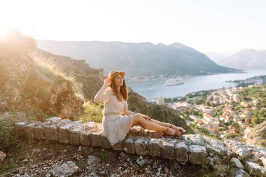 Genç turist tepenin üstünde durdu, şehrin manzarasının tadını çıkarıyordu. Avrupa seyahati. Yaşam tarzı, tatil, turizm, doğa, aktif yaşam.