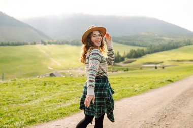 Tasasız kadın doğanın güzelliğinin tadını çıkarıyor. Macera ve seyahat. Huzur Bulundu