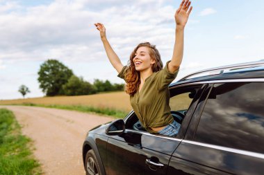 Yaz gezisindeki rahat kadın pencere manzarasının keyfini çıkarıyor. Yaşam tarzı, seyahat, turizm, doğa, aktif yaşam.
