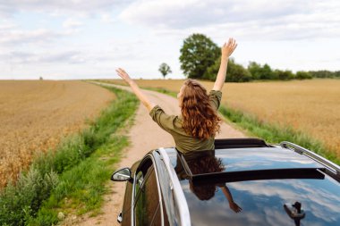 Yaz gezisindeki rahat kadın pencere manzarasının keyfini çıkarıyor. Yaşam tarzı, seyahat, turizm, doğa, aktif yaşam.