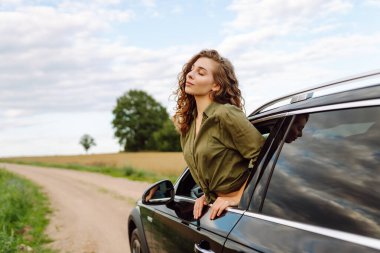 Yaz gezisindeki rahat kadın pencere manzarasının keyfini çıkarıyor. Yaşam tarzı, seyahat, turizm, doğa, aktif yaşam.