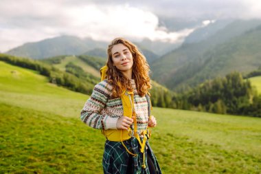 Mutlu Kadın turist doğa manzarasına hayran. Ulusal Park 'ta vahşi doğayı keşfediyorum. Seyahat, yürüyüş konsepti.