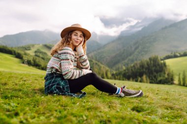 Mutlu Kadın turist doğa manzarasına hayran. Güzel dağlar manzarası.