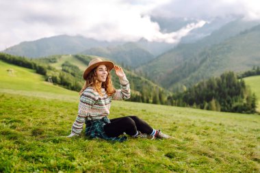 Mutlu Kadın turist doğa manzarasına hayran. Güzel dağlar manzarası.