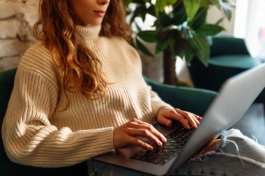 Dizüstü bilgisayarda klavye üzerinde çalışan ellerin yakın çekimi. İş, Bağımsızlık, Alışveriş, Eğitim.