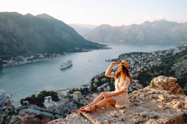 Kadın turist, dağ koyunun manzarası ile hedefe ulaşıyor. Yaşam tarzı, seyahat, turizm, doğa, aktif yaşam.