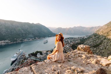 Kadın turist, dağ koyunun manzarası ile hedefe ulaşıyor. Yaşam tarzı, seyahat, turizm, doğa, aktif yaşam.