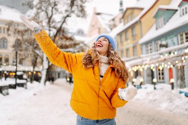 Sokaktaki genç ve güzel bir kadının açık hava moda portresi. Güzel kış havasının tadını çıkarıyor..