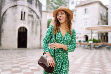 Mutlu kadın dar sokaklarda gülümsüyor. Moda, tarz, turizm konsepti.