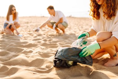 Okyanus kıyısındaki çöpleri temizleyin. Ekoloji konsepti ve Dünya Çevre Günü, Dünya 'yı Kurtar konsepti. Plajdan plaja uzanan.