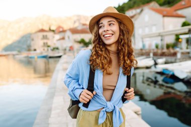 Yeni şehri gezerken mutlu turistler. Avrupa seyahati. Yaşam tarzı, tatil, turizm, doğa, aktif yaşam.