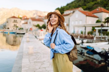 Yeni şehri gezerken mutlu turistler. Avrupa seyahati. Yaşam tarzı, tatil, turizm, doğa, aktif yaşam.